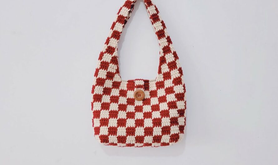 Crocheting the Light Checkerboard Underarm Bag